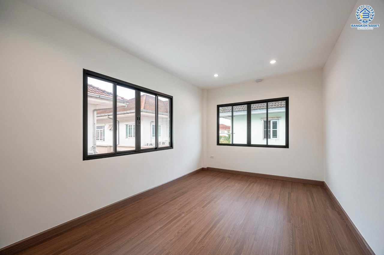 บ้านมือสองตกแต่งใหม่ โครงการ วรารมย์ เพชรเกษม81 แบรนด์ Q.House รองรับทุกความสุขใกล้ส่วนกลาง เนื้อที่ 64.1 ตร.ว. ฟังก์ชัน 4 ห้องนอน 3 ห้องน้ำ 1 ห้องอเนกประสงค์ จอดรถได้ 2 คัน บนทำเลใกล้ The Mall บางแค และเชื่อมต่อ ถนนกาญจนาฯ ถนนบางบอน และถนนพุทธมณฑลสาย4